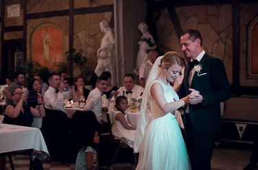 Braut tanzt mit Bräutigam den Hochzeitstanz